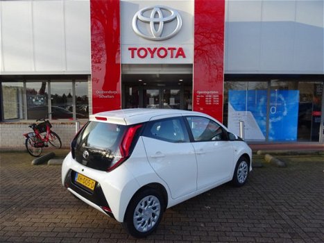 Toyota Aygo - 1.0 VVT-i x-play / Airconditioning / Smartphone Integration / Parkeercamera / Bluetoot - 1