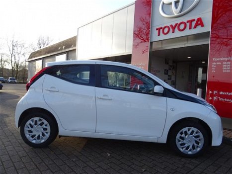 Toyota Aygo - 1.0 VVT-i x-play / Airconditioning / Smartphone Integration / Parkeercamera / Bluetoot - 1