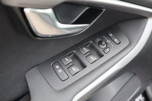 Volvo V40 - D2 Kinetic | Business Pack Connect | Parkeersensoren voor + achter | Euro 6 | Dealer ond - 1