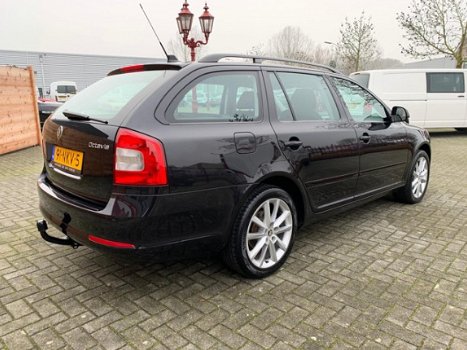 Skoda Octavia Combi - 1.4 TSI Elegance Business Line 122PK DSG Xenon Navigatie Trekhaak - 1