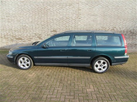 Volvo V70 - 2.4 Comfort Line YONGTIMER - 1