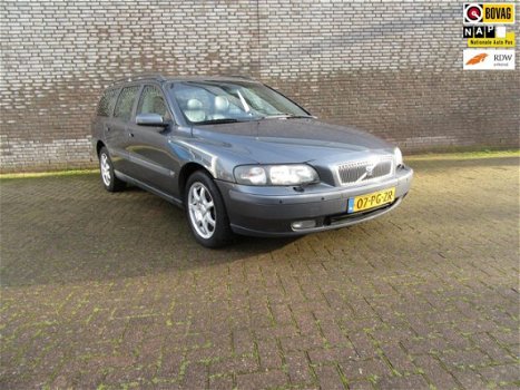 Volvo V70 - 2.4 D Comfort Line YONGTIMER - 1