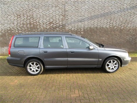 Volvo V70 - 2.4 D Comfort Line YONGTIMER - 1