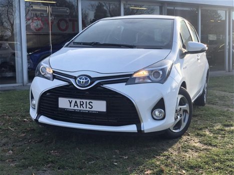 Toyota Yaris - 1.5 Full Hybrid 100pk Dynamic | Spoiler, 15inch, Keyless, Stoelverwarming, Zeer compl - 1