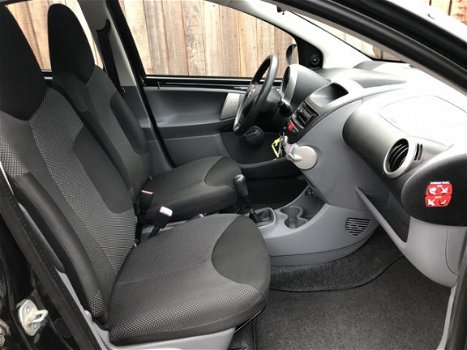 Toyota Aygo - 1.0-12V Dynamic Blue Zwart 5DRS Airco Elektrische Ramen Nieuw APK! - 1