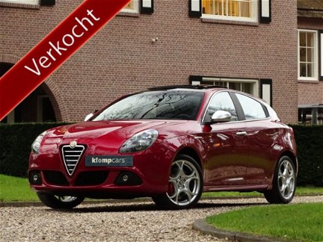 Alfa Romeo Giulietta - 1.4 T Distinctive/Xenon/Leer/PDC/Schuifdak/8C/Brembo - 1