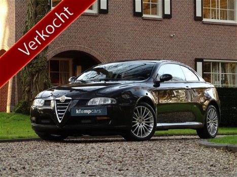 Alfa Romeo GT - 1.8 T.Spark Distinctive/Xenon/Leer/PDC/Raggazon/Stoelverw.Uniek - 1