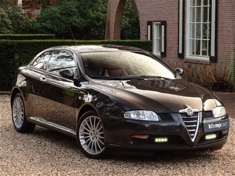 Alfa Romeo GT - 1.8 T.Spark Distinctive/Xenon/Leer/PDC/Raggazon/Stoelverw.Uniek - 1