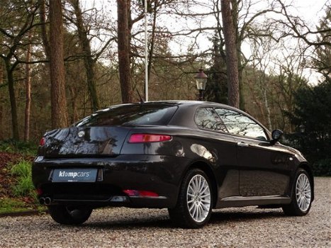 Alfa Romeo GT - 1.8 T.Spark Distinctive/Xenon/Leer/PDC/Raggazon/Stoelverw.Uniek - 1