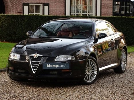 Alfa Romeo GT - 1.8 T.Spark Distinctive/Xenon/Leer/PDC/Raggazon/Stoelverw.Uniek - 1