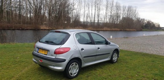 Peugeot 206 - 1.4 Gentry Airco cv op afs elekramen stuurbkr - 1