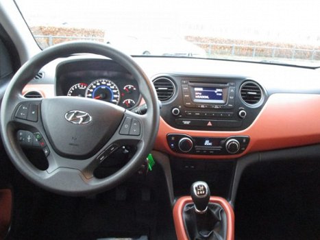 Hyundai i10 - 1.0i i-Motion Comfort Plus Airco LED dagrijverlichting Parkeersensor achter - 1