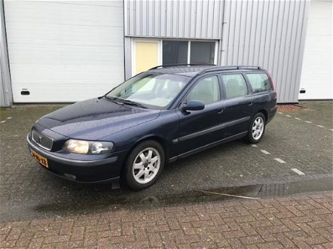 Volvo V70 - 2.5 D Comfort Line - 1