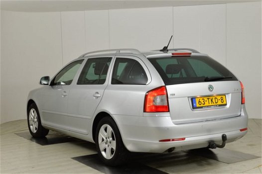 Skoda Octavia Combi - 1.6 TDI Greentech Elegance LM Wielen/Trekhaak/Clima /ECC/Stuurbediening/ zeer - 1