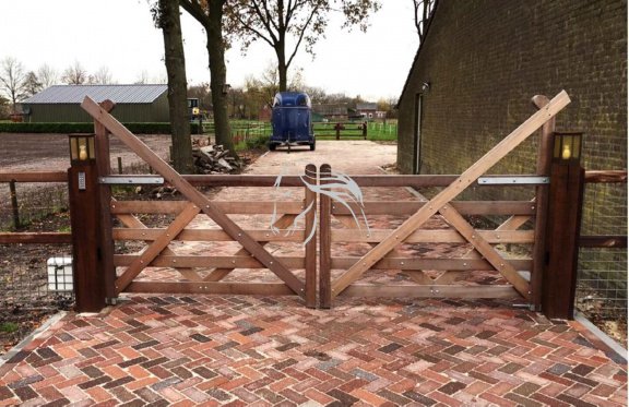 Bepalen Manhattan Sijpelen Veld Omheiningen, Engelse houten poort met hoorn, Landelijk | aangeboden op  MarktPlaza.nl