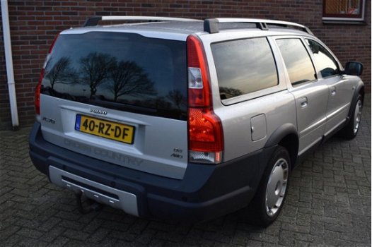 Volvo XC70 - 2.4 D5 Momentum '05 Leder Navi Xenon Clima - 1