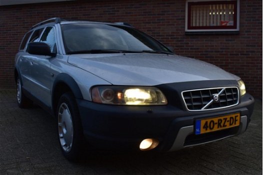 Volvo XC70 - 2.4 D5 Momentum '05 Leder Navi Xenon Clima - 1