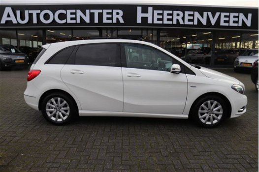 Mercedes-Benz B-klasse - 180 Ambition 50 procent deal 6.475, - ACTIE Schuif-kantel pano dak / Leer / - 1