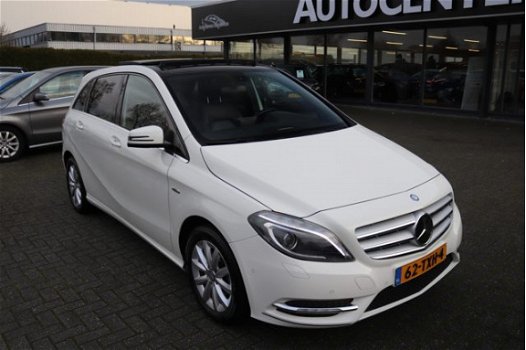 Mercedes-Benz B-klasse - 180 Ambition 50 procent deal 6.475, - ACTIE Schuif-kantel pano dak / Leer / - 1