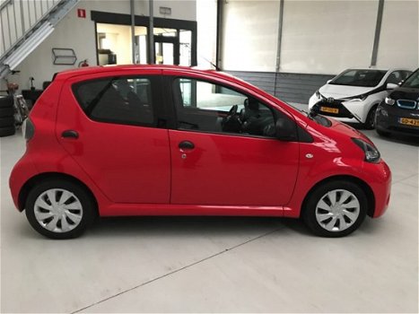 Toyota Aygo - 1.0 VVT-i Now AIRCO / AUDIO / CV OP AFSTAND - 1