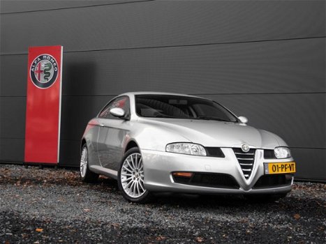 Alfa Romeo GT - 2.0 JTS Distinctive - 1