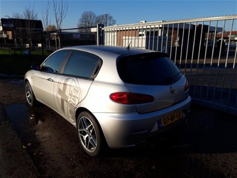 Alfa Romeo 147 - 1.6 T.Spark Veloce Distinctive - 1