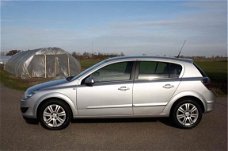 Opel Astra - 1.7 CDTi Executive 5DRS AIRCO NAVI ECC LMV TREKHAAK GOED ONDERHOUDEN