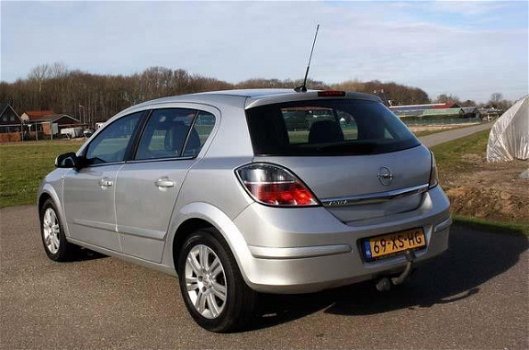 Opel Astra - 1.7 CDTi Executive 5DRS AIRCO NAVI ECC LMV TREKHAAK GOED ONDERHOUDEN - 1