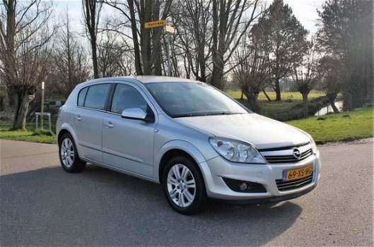 Opel Astra - 1.7 CDTi Executive 5DRS AIRCO NAVI ECC LMV TREKHAAK GOED ONDERHOUDEN - 1