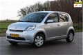 Daihatsu Sirion 2 - 1.3-16V Comfort AUTOMAAT / AIRCO / 5DRS / NAP - 1 - Thumbnail