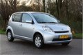 Daihatsu Sirion 2 - 1.3-16V Comfort AUTOMAAT / AIRCO / 5DRS / NAP - 1 - Thumbnail