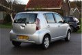 Daihatsu Sirion 2 - 1.3-16V Comfort AUTOMAAT / AIRCO / 5DRS / NAP - 1 - Thumbnail