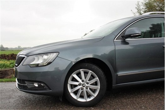 Skoda Superb Combi - 1.6 TDI Champs Elysees NAVI / CLIMA / VERW. VOORSTOELEN / AFN. TREKHAAK - 1