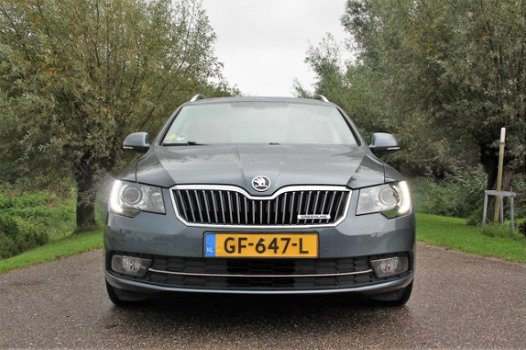 Skoda Superb Combi - 1.6 TDI Champs Elysees NAVI / CLIMA / VERW. VOORSTOELEN / AFN. TREKHAAK - 1