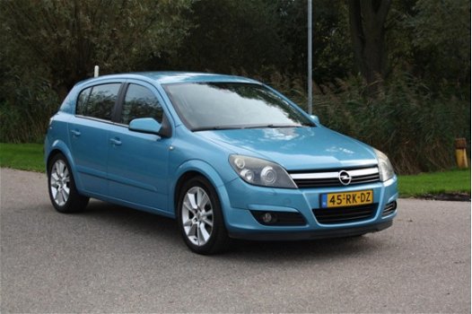 Opel Astra - 2.0 T Elegance TURBO / 5-DRS / 170PK / PDC / GOED ONDERHOUDEN - 1