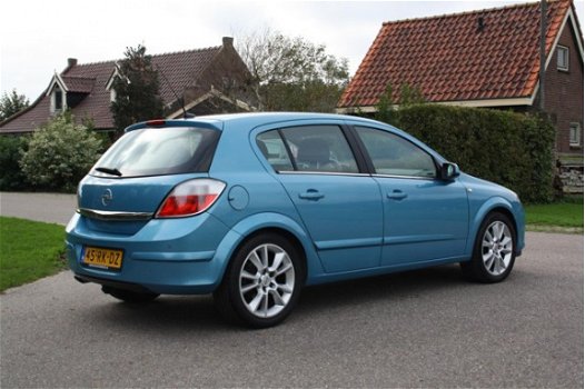 Opel Astra - 2.0 T Elegance TURBO / 5-DRS / 170PK / PDC / GOED ONDERHOUDEN - 1