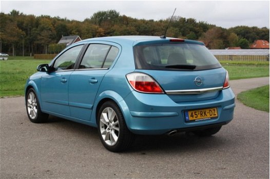 Opel Astra - 2.0 T Elegance TURBO / 5-DRS / 170PK / PDC / GOED ONDERHOUDEN - 1