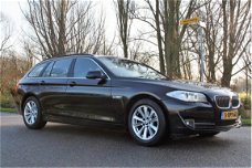 BMW 5-serie Touring - 520d High Executive AIRCO / NAVI / AUTOMAAT / LMV / ELEKTR. VOORSTOELEN