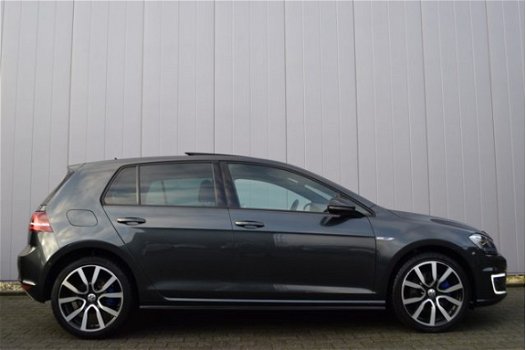 Volkswagen Golf - 1.4 TSi DSG GTE Panoramadak, LED Koplampen, Camera, Adap. Cruise, 18 Inch LMV, EX - 1