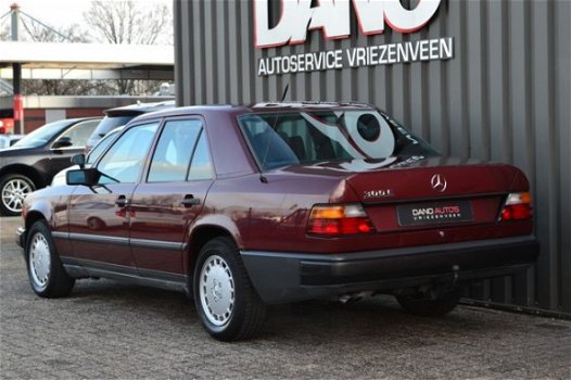 Mercedes-Benz 300-serie - 200-500 (W124) 300 E 4-Matic AUT 1985 Rood Airco/Trekhaak/Elektrisch pakke - 1