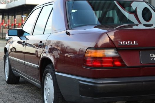 Mercedes-Benz 300-serie - 200-500 (W124) 300 E 4-Matic AUT 1985 Rood Airco/Trekhaak/Elektrisch pakke - 1