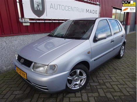 Volkswagen Polo - 1.6 // Automaat // Airco // 5-drs // - 1