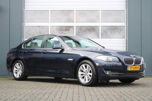 BMW 5-serie - 523i High Executive Clima/Cruise/Elek.Ramen/C.V/Navi/PDC/Stoelverwarming/BiXenon/Keyle - 1