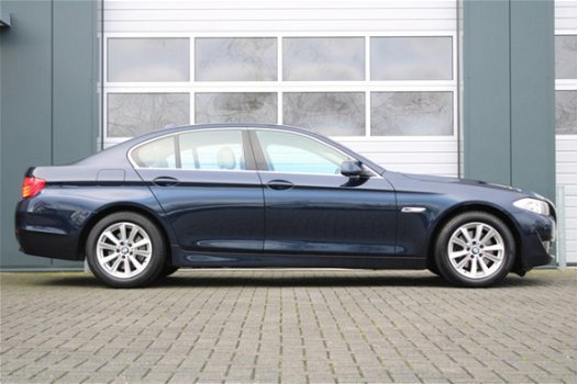 BMW 5-serie - 523i High Executive Clima/Cruise/Elek.Ramen/C.V/Navi/PDC/Stoelverwarming/BiXenon/Keyle - 1