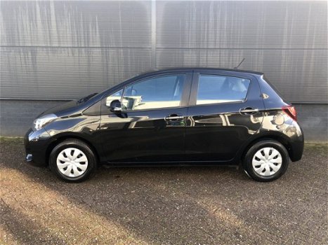 Toyota Yaris - 1.3 VVT-i Now | Lage KM-stand | Airco | 6-bak | Winterbanden | - 1