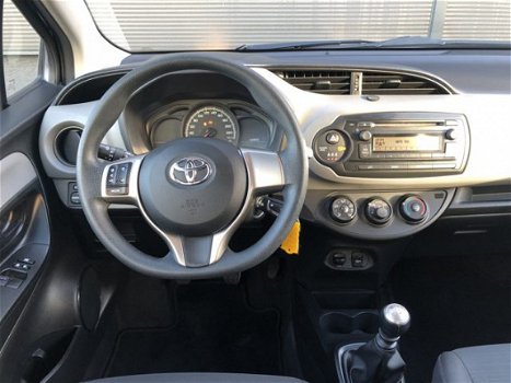 Toyota Yaris - 1.3 VVT-i Now | Lage KM-stand | Airco | 6-bak | Winterbanden | - 1