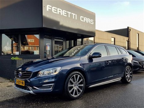 Volvo V60 - 2.4 D6 AWD AUT6 SUMMUM PLUG-IN HYBRID SCHUIFDAK LEDER NAVI XENON LMV PDC - 1