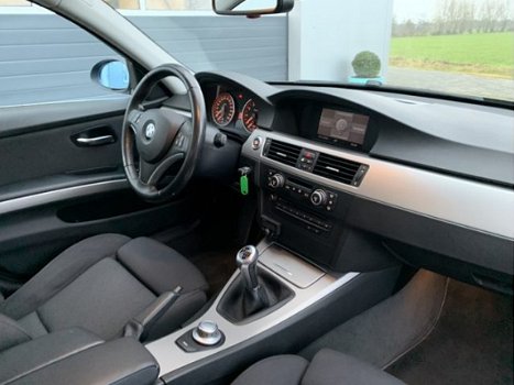 BMW 3-serie Touring - 325i High Executive Xenon/Navigatie/Sportstoelen 6 cilinder touring 218 PK - 1