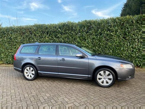 Volvo V70 - 2.4 D5 Navi-Leder-Clima GOED ONDERHOUDEN - 1