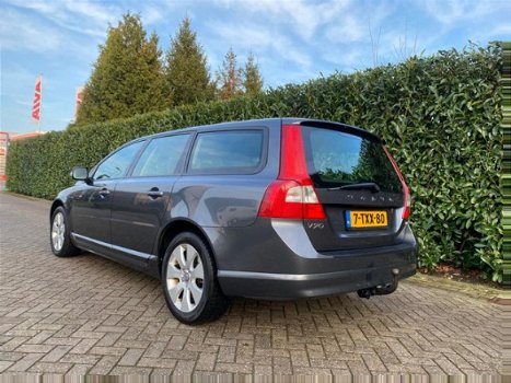 Volvo V70 - 2.4 D5 Navi-Leder-Clima GOED ONDERHOUDEN - 1